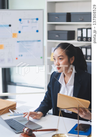 Lawyer explained to the client about the law that must be brought against the court case. 137808529