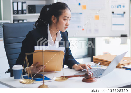 Lawyer explained to the client about the law that must be brought against the court case. 137808530