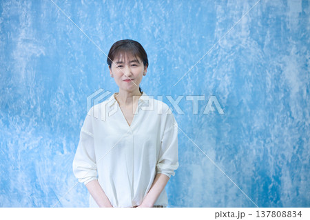 カメラ目線で笑顔の60代女性 137808834