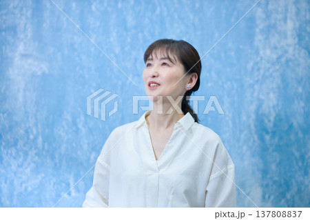 笑顔で見上げる60代の女性 笑顔で見上げる60代の女性 137808837