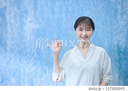 カメラ目線で笑顔の60代女性 カメラ目線で笑顔の60代女性 137808841