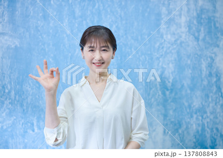 カメラ目線で笑顔の60代女性 137808843