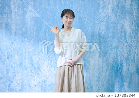 カメラ目線で笑顔の60代女性 137808844