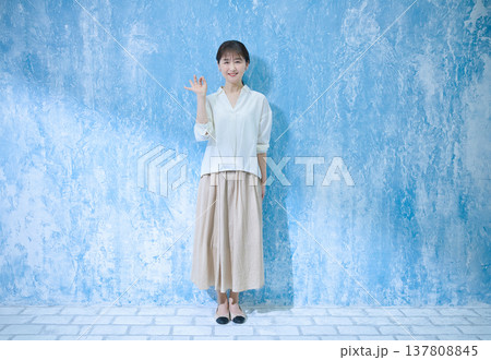 カメラ目線で笑顔の60代女性 137808845