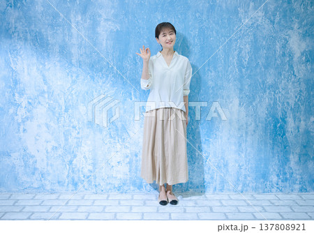 カメラ目線で笑顔の60代女性 137808921