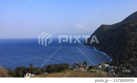 井田から望む、駿河湾越しの富士と海越しに見える冬の風景 137808959