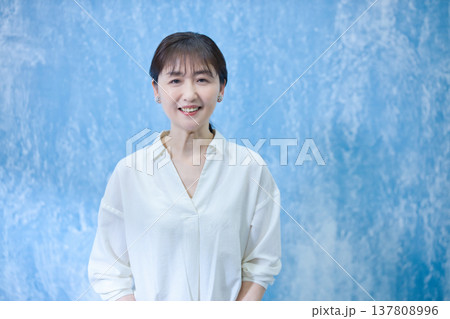 カメラ目線で笑顔の60代女性 カメラ目線で笑顔の60代女性 137808996