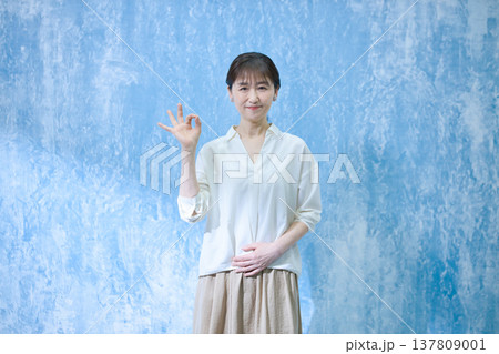 カメラ目線で笑顔の60代女性 137809001