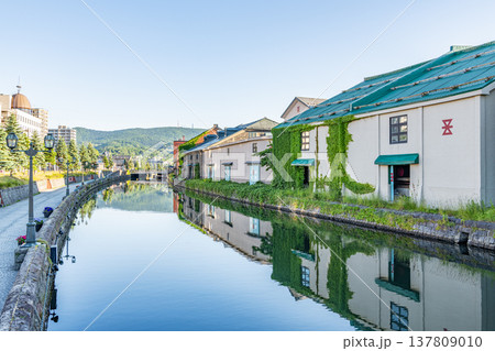 北海道小樽市 北海道人気の観光地 初夏の小樽運河の風景 北海道小樽市 北海道人気の観光地 初夏の小樽運河の風景 137809010