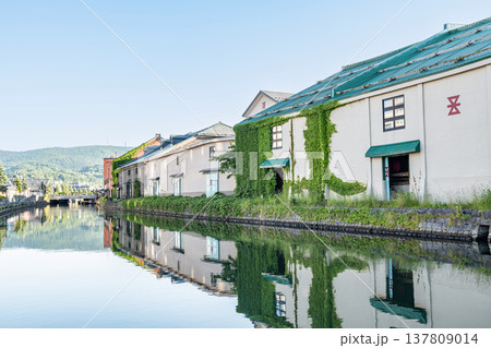 北海道小樽市 北海道人気の観光地 初夏の小樽運河の風景 北海道小樽市 北海道人気の観光地 初夏の小樽運河の風景 137809014