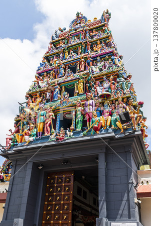 Building view of the Sri Mariamman Temple in Chinatown, Singapore. Built in 1827, it's the oldest Hindu temple in Singapore. Building view of the Sri Mariamman Temple in Chinatown, Singapore. Built in 1827, it's the oldest Hindu temple in Singapore. 137809020
