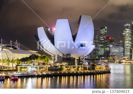 Building view of the Art Science Museum at Marina Bay Sands, Singapore, which features major exhibitions that blend art, science, culture, and technology. 137809025