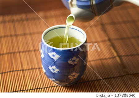 急須から注がれる緑茶 急須から注がれる緑茶 137809040