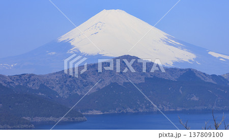 箱根大観山から見た富士山と芦ノ湖 箱根大観山から見た富士山と芦ノ湖 137809100