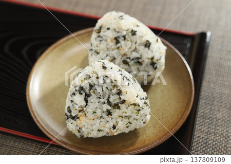 食べると止まらない！韓国海苔おにぎり 137809109