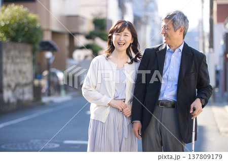 旅行するシニア夫婦 旅行するシニア夫婦 137809179