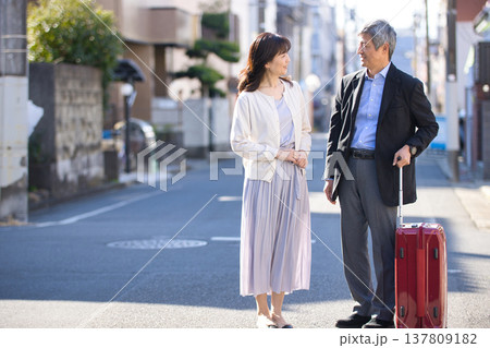 旅行するシニア夫婦 旅行するシニア夫婦 137809182