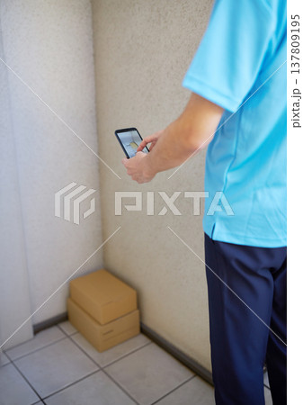 宅急便を自宅に届ける配送業者の男性 宅急便を自宅に届ける配送業者の男性 137809195