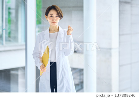 ガッツポーズをする白衣の女性 医療従事者 医師 薬剤師 137809240