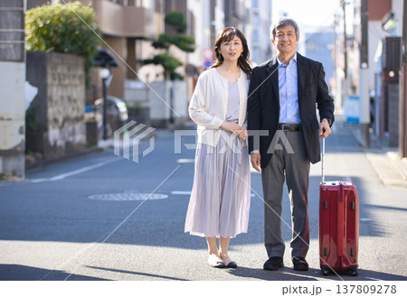 旅行するシニア夫婦 137809278