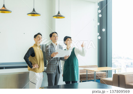 資料を見ながら打ち合わせする空調服の職人の男性 資料を見ながら打ち合わせする空調服の職人の男性 137809569