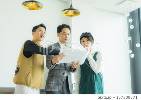 資料を見ながら打ち合わせする空調服の職人の男性 137809571