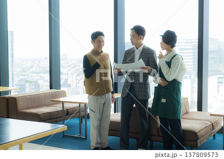 資料を見ながら店舗内装打ち合わせする人たち 137809573