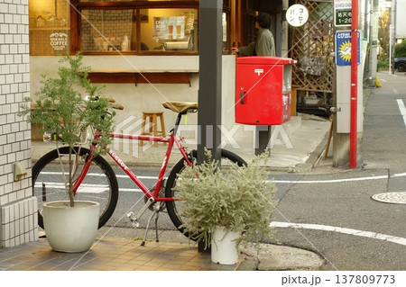 街角のカフェ 137809773