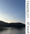 夕暮れの湖 137809941