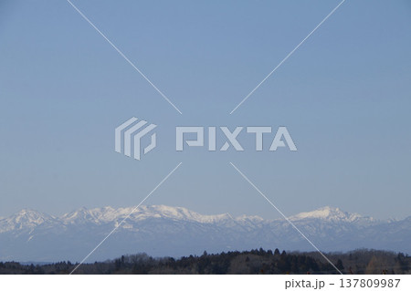 春の残雪の残る那須連山 137809987