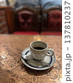 レトロな喫茶店のコーヒー 137810237