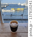 海の見えるカフェテラスのテーブルの上のコーヒー 137810241