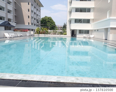 タイ・チェンマイのコンドミニアムプールとモダン建築 137810500