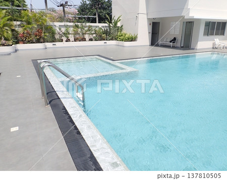 タイ・チェンマイのコンドミニアムプールとモダン建築 137810505