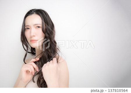 ヘアケアやトリートメントイメージ　枝毛や痛みで困るカメラ目線で悩む 137810564