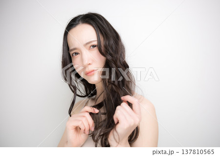 ヘアケアやトリートメントイメージ 枝毛や痛みで困るカメラ目線で悩む ヘアケアやトリートメントイメージ 枝毛や痛みで困るカメラ目線で悩む 137810565