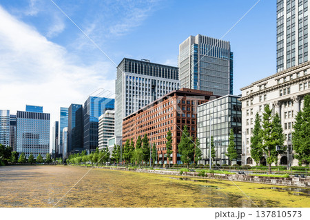 View of the Kokyo Gaien's Babasaki moat with the Marunouchi Modern office building in Chiyoda, Tokyo, Japan. Marunouchi is the core of the Tokyo central business district. 137810573