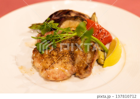 美味しい鶏もも肉の炭火焼きのディナー 美味しい鶏もも肉の炭火焼きのディナー 137810712