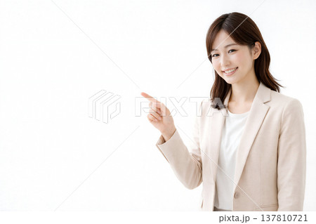 明るい背景で空いたスペースを案内する女性ビジネスパーソン 137810721