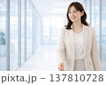 明るいオフィス通路を歩く女性ビジネスパーソン 137810728