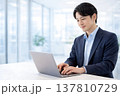 スタンディングデスクでノートパソコン作業をする男性会社員 137810729