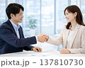 明るいオフィスで握手を交わすビジネスパートナー 137810730