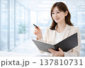 書類フォルダーとペンを持って説明する女性オフィスリーダー 137810731
