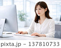 デスクトップモニターでデータ分析をする女性オフィスワーカー 137810733
