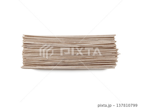 手もみ風の石臼挽き蕎麦、乾麺【白背景・切り抜き】 137810799