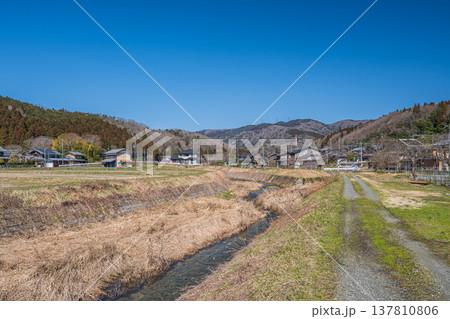 奥琵琶湖の田園地帯を流れる清流 大川 滋賀県長浜市近江塩津 奥琵琶湖の田園地帯を流れる清流 大川 滋賀県長浜市近江塩津 137810806
