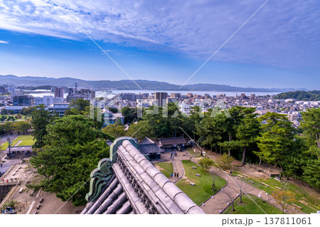 【日本100名城】松江城の秋の風景　天守から見た松江市街と宍道湖2　島根県松江市 137811061