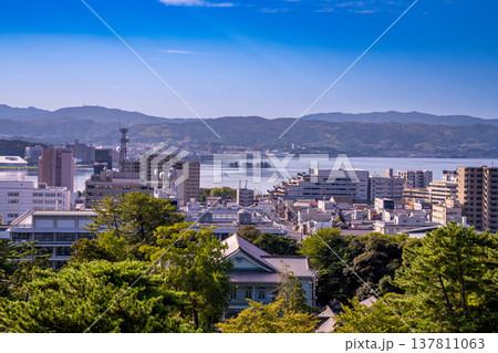 【日本100名城】松江城の秋の風景　天守から見た松江市街と宍道湖1　島根県松江市 137811063