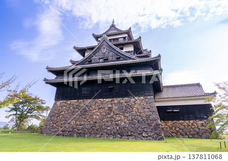 【日本100名城】松江城の秋の風景　本丸から見た国宝天守13　島根県松江市 137811068