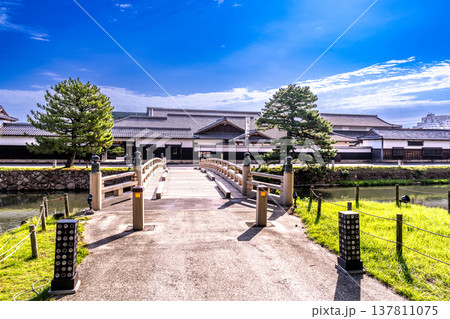 【日本100名城】松江城の秋の風景 北惣門橋と松江歴史館 島根県松江市 【日本100名城】松江城の秋の風景 北惣門橋と松江歴史館 島根県松江市 137811075